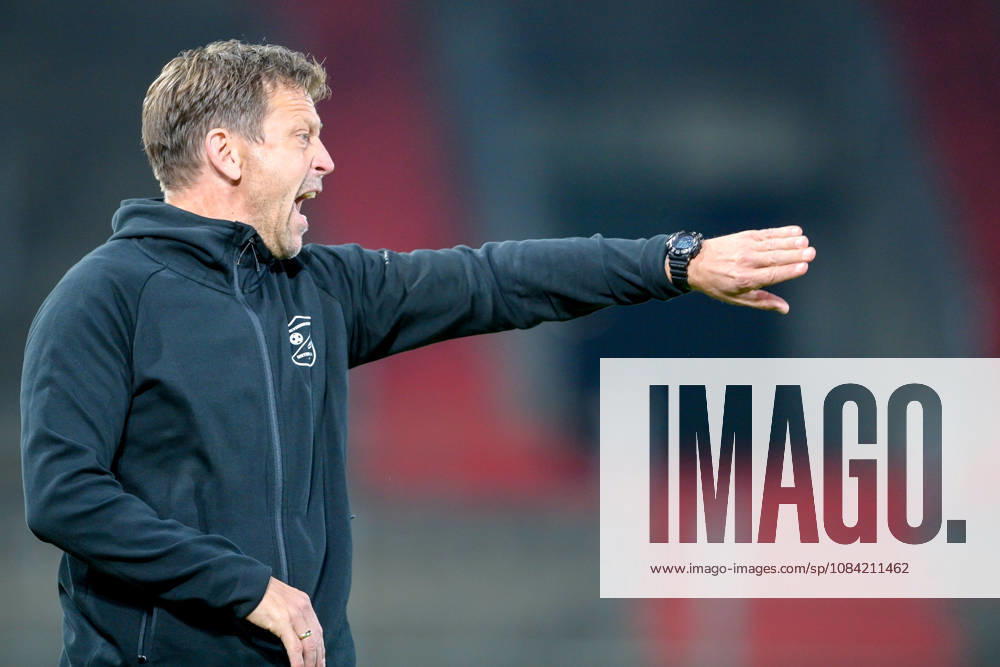 Coach Holger Seitz of Unterhaching gives instructions, gesticulates with his arms, single frame, action, October 6, 2026, Unterhaching, Germany, soccer, BFV Association Cup, quarterfinals, SpVgg Unterhaching vs. SSV Jahn Regensburg