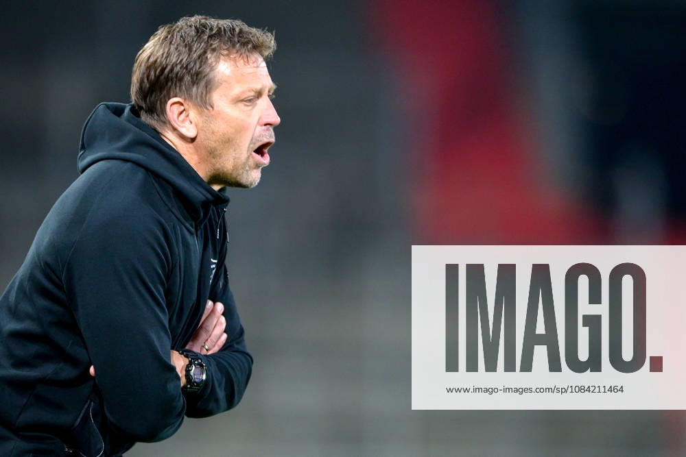 Coach Holger Seitz of Unterhaching gives instructions, gesticulates with his arms, single frame, action, October 6, 2026, Unterhaching, Germany, soccer, BFV Association Cup, quarterfinals, SpVgg Unterhaching vs. SSV Jahn Regensburg
