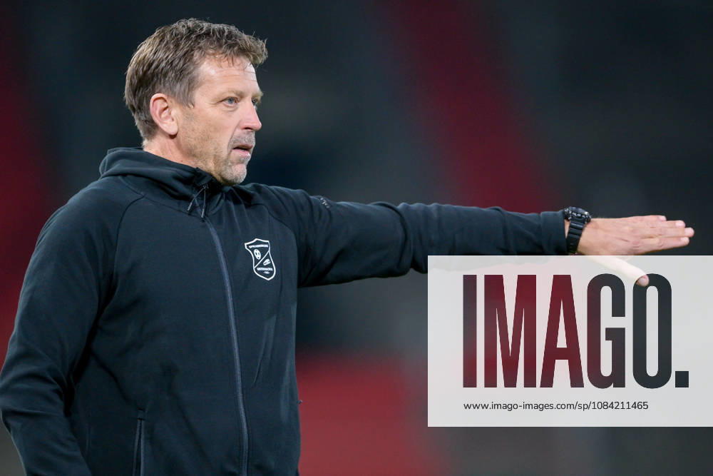 Coach Holger Seitz of Unterhaching gives instructions, gesticulates with his arms, single frame, action, October 6, 2026, Unterhaching, Germany, soccer, BFV Association Cup, quarterfinals, SpVgg Unterhaching vs. SSV Jahn Regensburg