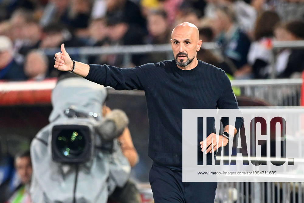 German national team coach Antonio DI SALVO gives instructions to his players; gestures, soccer international match, U21, European Championship qualifiers, Germany vs. Georgia 2–0 on October 6, 2026, Schüco Arena, Bielefeld, Â