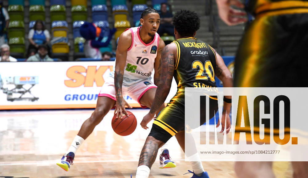 Basketball BKT Europe Cup, Skyliners Frankfurt vs. Siauliai Basketball, Judah Mintz, Fraport Skyliners Frankfurt, sia10, one-on-one, duel, dribbling, Frankfurt