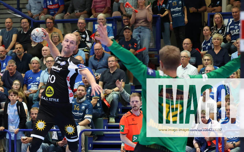 L-R: Fynn Hangstein (Bergischer HC 10), Peter Johannesson (IK Saevehof 12) GER, Bergischer HC 06 vs. IK Saevehof, Handball, EHF Europa League 2026–27, Matchday 2, 2026–2027 Season, October 6, 2026 GER, Bergischer HC06 vs. IK Saevehof, Handball, EHF Europa League 2026–27, Matchday 2, 2026–2027 season, October 6, 2026 Solingen Mitte