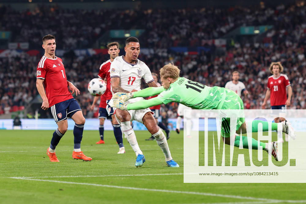 England gegen Tschechien, 6. Oktober 2026, London International Football, UEFA Nations League, England gegen Tschechien: Der tschechische Torhüter Lukas Hornicek faustet den Ball weg und schickt Morgan Rogers aus England durch die Luft. Foto: Charlotte Wilson, Offside, London, Großbritannien