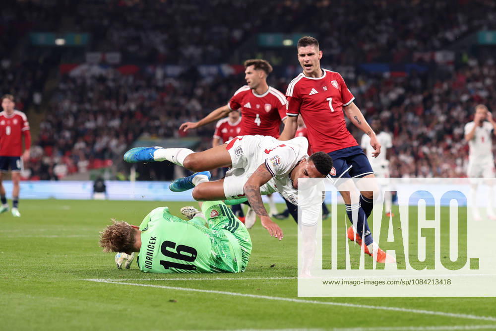England gegen Tschechien, 6. Oktober 2026, London International Football, UEFA Nations League, England gegen Tschechien: Der tschechische Torhüter Lukas Hornicek faustet den Ball weg und schickt Morgan Rogers aus England durch die Luft. Foto: Charlotte Wilson, Offside, London, Großbritannien
