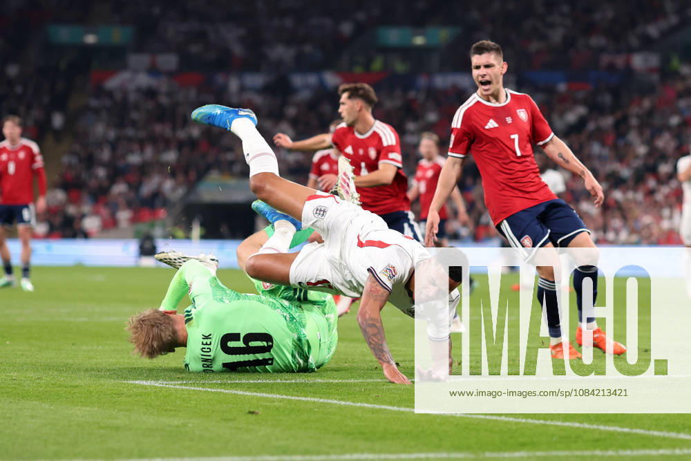 England gegen Tschechien, 6. Oktober 2026, London International Football, UEFA Nations League, England gegen Tschechien: Der tschechische Torhüter Lukas Hornicek faustet den Ball weg und schickt Morgan Rogers aus England durch die Luft. Foto: Charlotte Wilson, Offside, London, Großbritannien