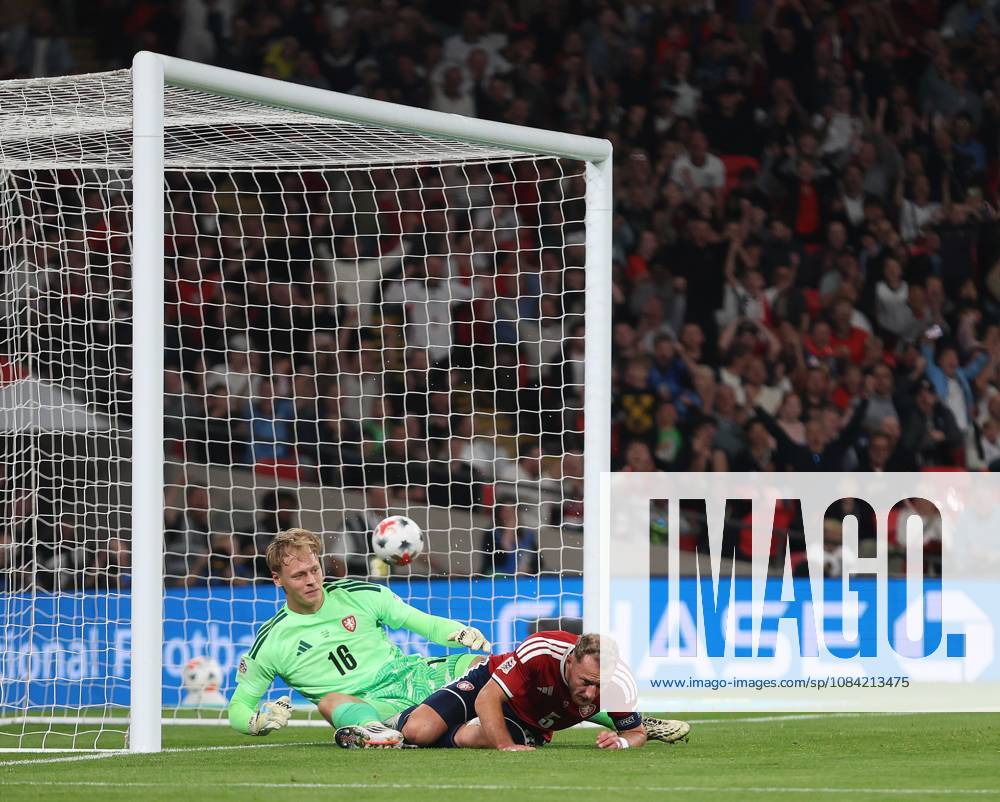 UEFA Nations League - England v Czechia LONDON, ENGLAND, OCTOBER 6: GOAL 1-0, Vladimir Coufal of Czechia national team, Nationalteam scores an own goal to put England 1-0 ahead during The UEFA Nations League match in Group A3 between England v Czechia at Wembley Stadium, London, England, on October 6. (Photo by Daniel Weir) London Wembley Stadium England