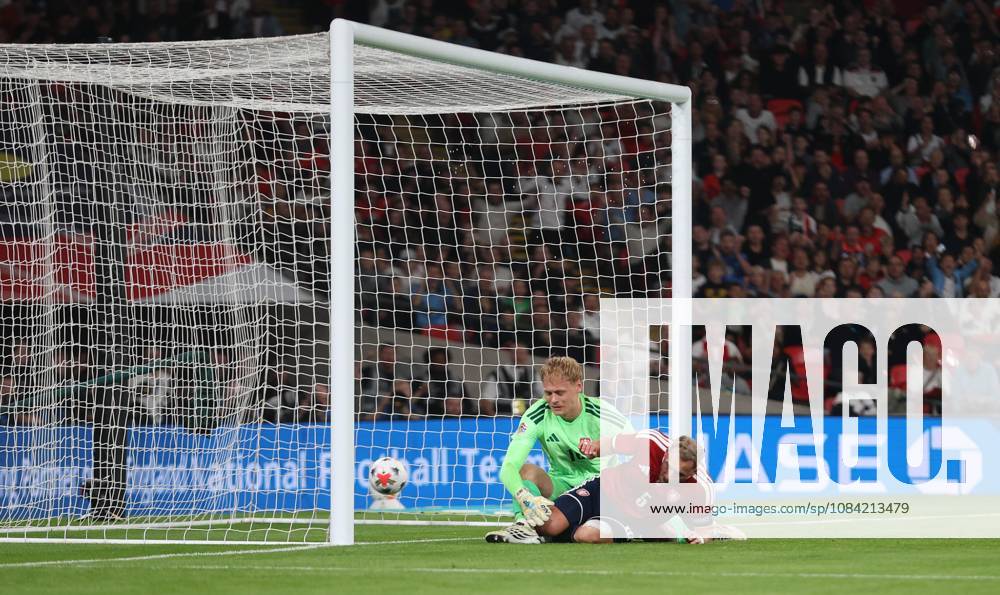 UEFA Nations League - England v Czechia LONDON, ENGLAND, OCTOBER 6: GOAL 1-0, Vladimir Coufal of Czechia national team, Nationalteam scores an own goal to put England 1-0 ahead during The UEFA Nations League match in Group A3 between England v Czechia at Wembley Stadium, London, England, on October 6. (Photo by Daniel Weir) London Wembley Stadium England