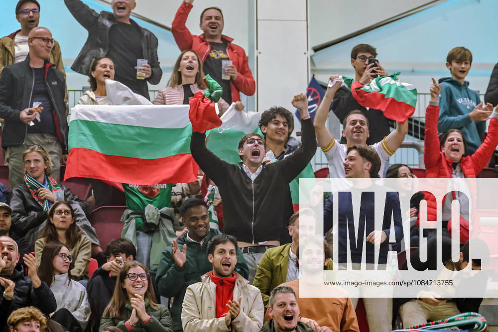 LUX, Soccer, Men s, Nations League, Matchday 4, Luxembourg vs. Bulgaria: Fans waving flags cheer Bulgaria s 1-0 lead. Luxembourg, Stade de Luxembourg, Gasperich, Luxembourg