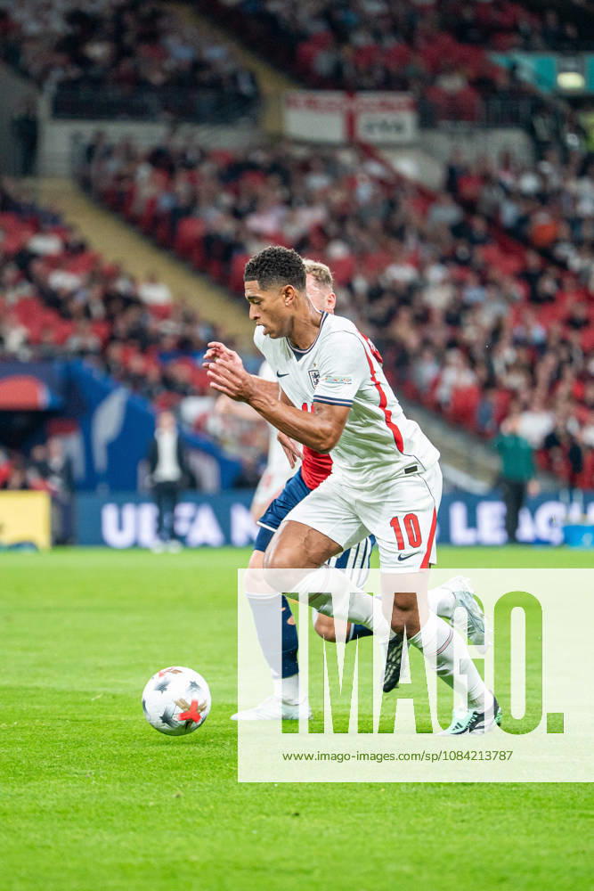 UEFA Nations League, England vs. Czech Republic: Jude Bellingham (England) in a one-on-one battle with Vladimir Coufal (Czech Republic), London