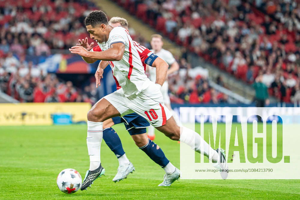UEFA Nations League, England vs. Czech Republic: Jude Bellingham (England) in a one-on-one battle with Vladimir Coufal (Czech Republic), London
