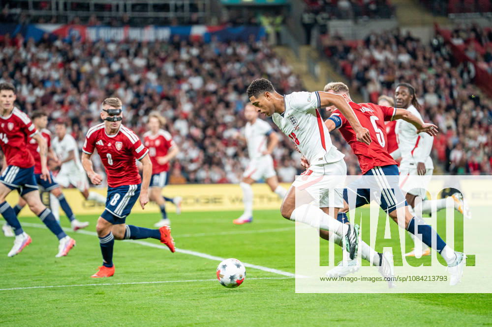 UEFA Nations League, England vs. Czech Republic: Jude Bellingham (England) in a one-on-one battle with Vladimir Coufal (Czech Republic), London