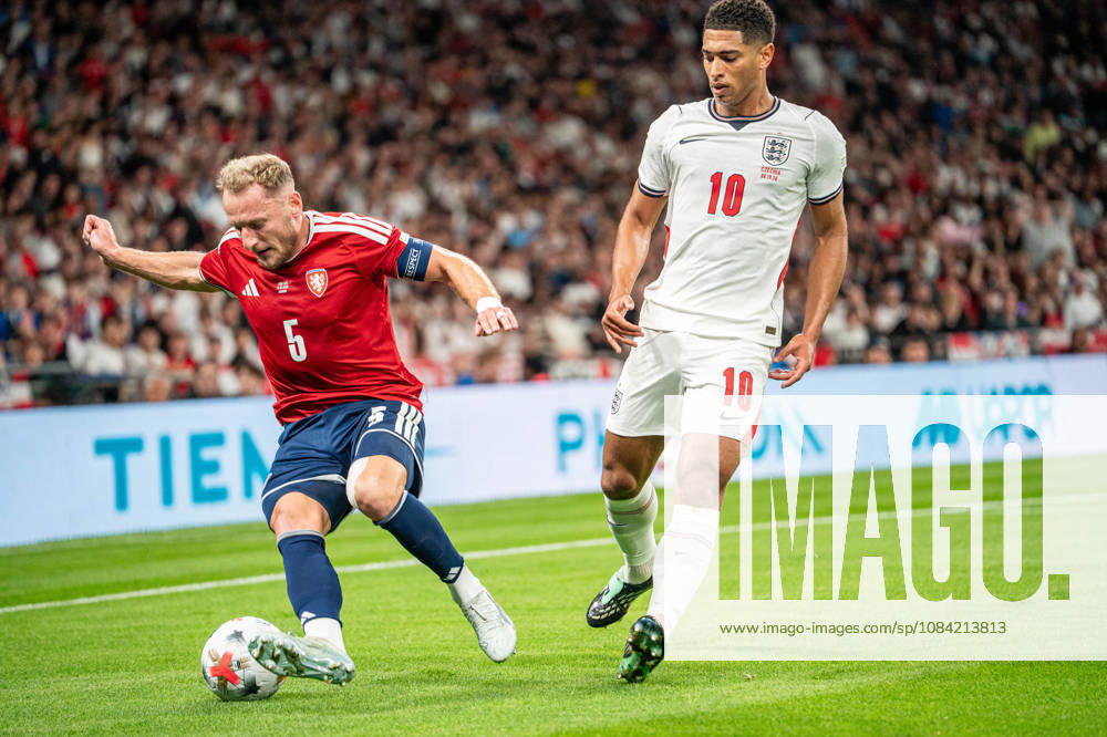 UEFA Nations League, England vs. Czech Republic: Vladimir Coufal of the Czech Republic in a duel with Jude Bellingham, England, London