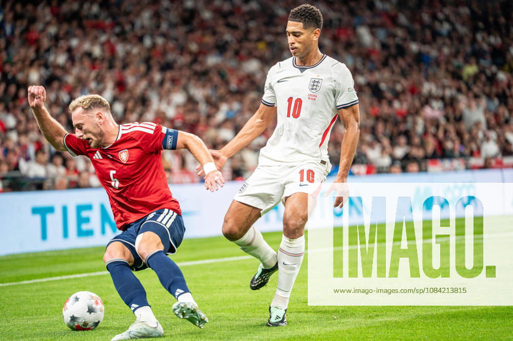 UEFA Nations League, England vs. Czech Republic: Vladimir Coufal of the Czech Republic in a duel with Jude Bellingham, England, London