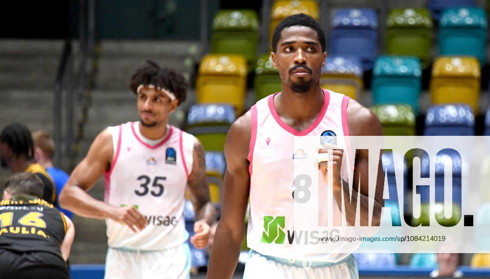 Basketball BKT Europe Cup, Skyliners Frankfurt vs. Siauliai Basketball, Roman Bedime (Fraport Skyliners Frankfurt), William Christmas (Fraport Skyliners Frankfurt), facial expressions, gestures, emotion, celebrating Frankfurt s victory