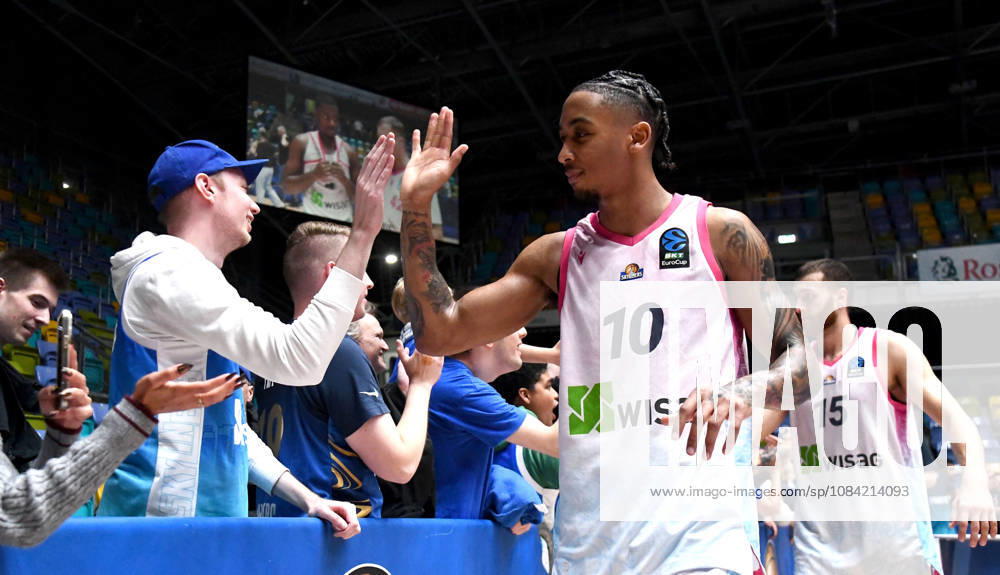 Basketball BKT Europe Cup, Skyliners Frankfurt vs. äiauliai Basketball, Judah Mintz, Fraport Skyliners Frankfurt, Radii Caisin, Fraport Skyliners Frankfurt, facial expressions, gestures, emotion, celebrating, cheering on the victory with the Frankfurt fans