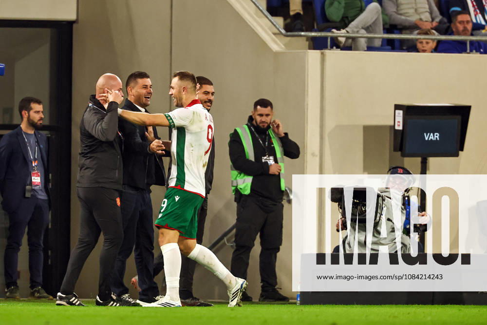 LUX, Soccer, Men s, Nations League, Matchday 4, Luxembourg vs. Bulgaria Head Coach Atanas Ribarski Bulgaria celebrates with goal scorer Atanas Iliev Bulgaria, 09, on Bulgaria s 2–0 lead Luxembourg Stade de Luxembourg Gasperich Luxembourg