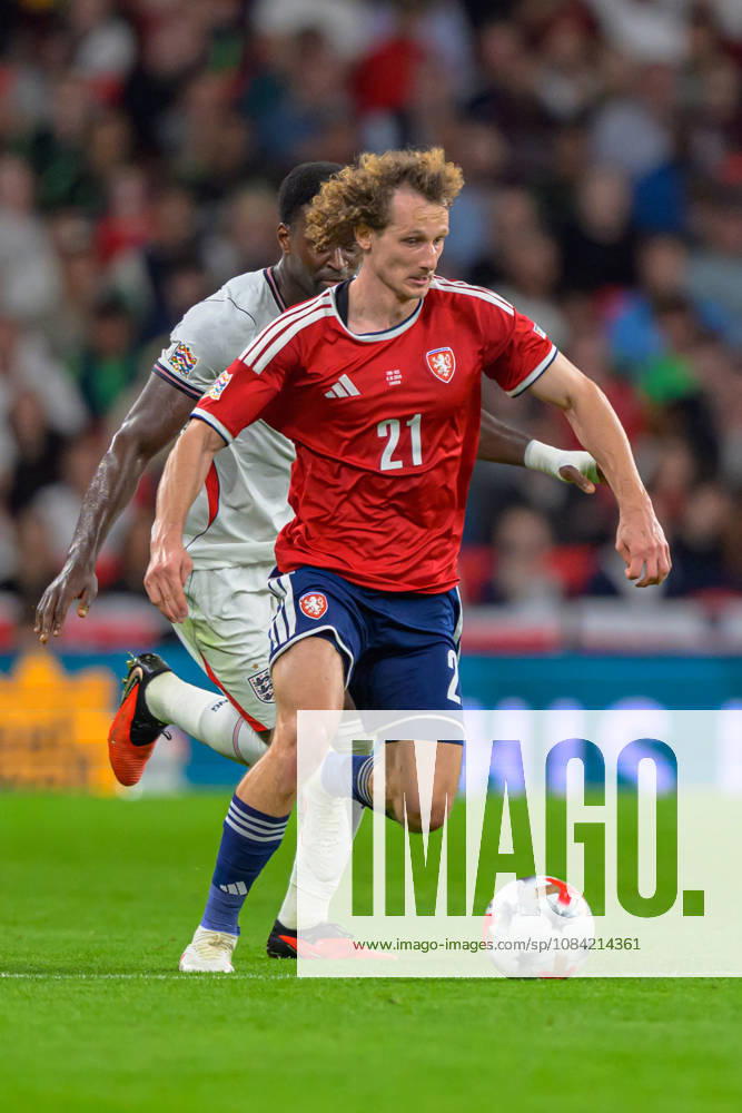 LONDON, ENGLAND OCTOBER 06 - Alex Král of Czechia on the ball during the UEFA Nations League game between England and Czechia at Wembley Stadium on October 06, 2026 in London, England. (Photo by Keeran Marquis Sports Press Photo)