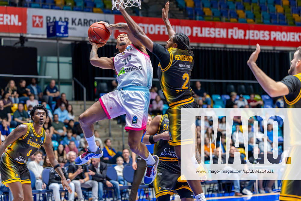 Judah Mintz (Skyliners Frankfurt, 10) with ball against Cedric Henderson (BC Siauliai, 2) during the BKT EuroCup 2026 27, match between Frankfurt Skyliners vs. BC Siauliai at Suewag Energie Arena on October 6, 2026 in Frankfurt am Main, Germany. Hessen Germany