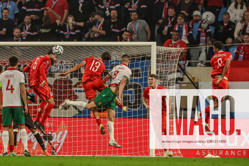 LUX, Soccer, Men s, Nations League, Matchday 4, Luxembourg vs. Bulgaria: Vahid Selimovic (Luxembourg, 05) makes a last-minute save with a header in front of Dirk Carlson (Luxembourg, 13) and Andrian Kraev (Bulgaria, 08 with a header in a moment of dire need; Jayson Videira (Luxembourg), 09, and Enzo dos Santos (Luxembourg), 08, watch the action. Luxembourg, Stade de Luxembourg, Gasperich, Luxembourg
