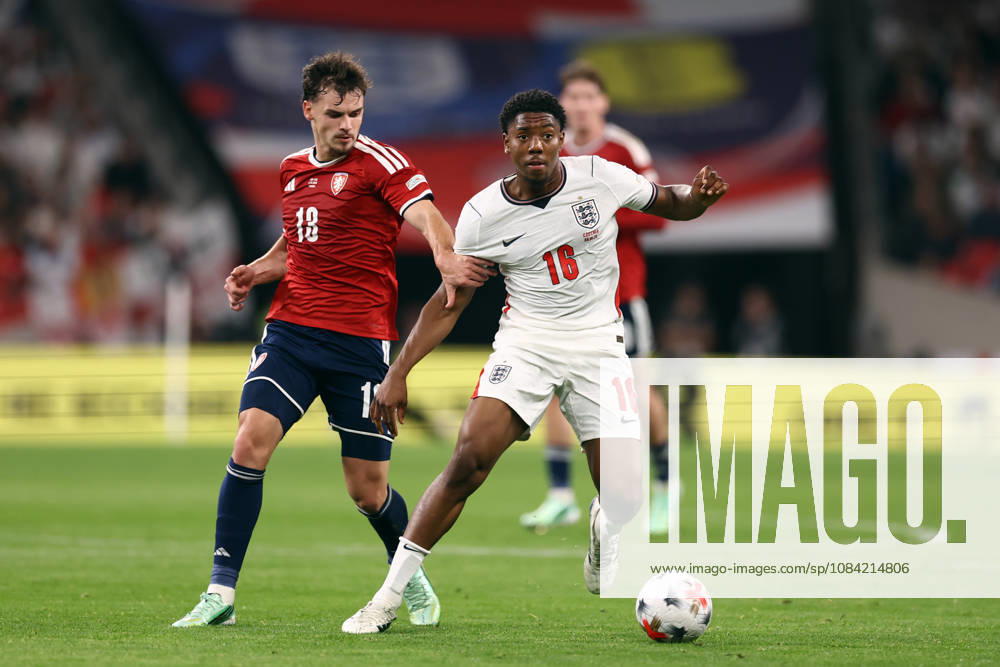 England gegen Tschechien, 6. Oktober 2026, Wembley, UEFA Nations League: England gegen Tschechien – Matej Radosta (Tschechien) und Myles Lewis Skelly (England). Foto: Jacques Feeney, Offside, London, Großbritannien
