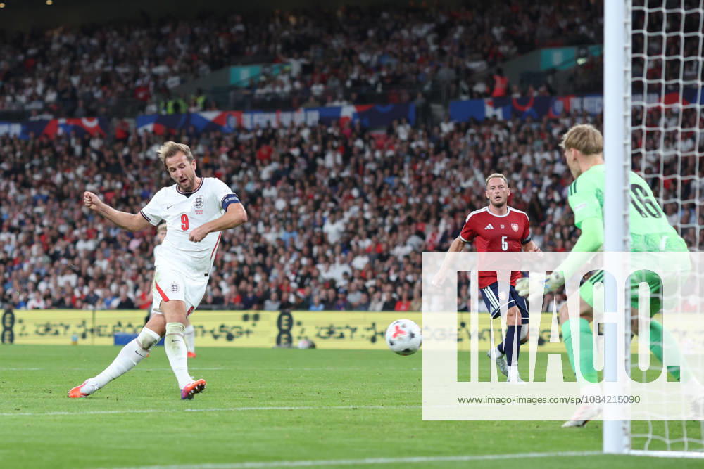 England gegen Tschechien, 6. Oktober 2026, London International Football, UEFA Nations League, England gegen Tschechien: Harry Kane aus England erzielt das zweite Tor für seine Mannschaft. Foto: Charlotte Wilson, Offside, London, Großbritannien