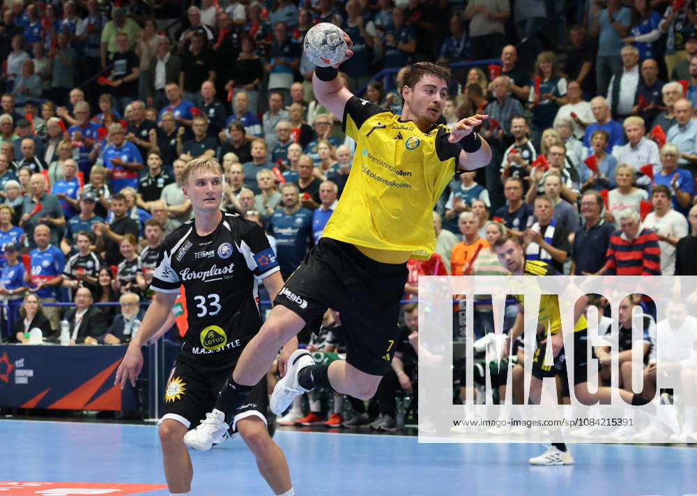 V l Zeb Bjerneld Bergischer HC 33, Tom Poyet IK Saevehof 07 GER, Bergischer HC06 vs. IK Saevehof, Handball, EHF Europa League 2026–27, Matchday 2, 2026–2027 Season, October 6, 2026 GER, Bergischer HC06 vs. IK Saevehof, Handball, EHF Europa League 2026–27, Matchday 2, 2026–2027 season, October 6, 2026 Solingen Mitte