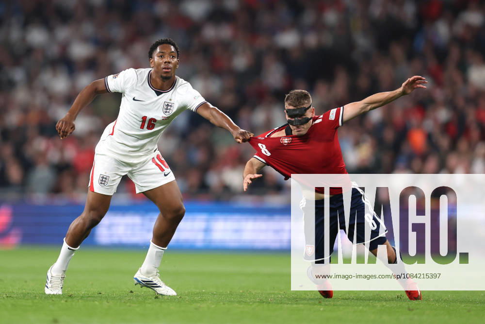 England gegen Tschechien, 6. Oktober 2026, London International Football, UEFA Nations League, England gegen Tschechien: Myles Lewis Skelly aus England zieht an dem Trikot von Michal Sadilek aus Tschechien. Foto: Charlotte Wilson, Offside, London, Großbritannien