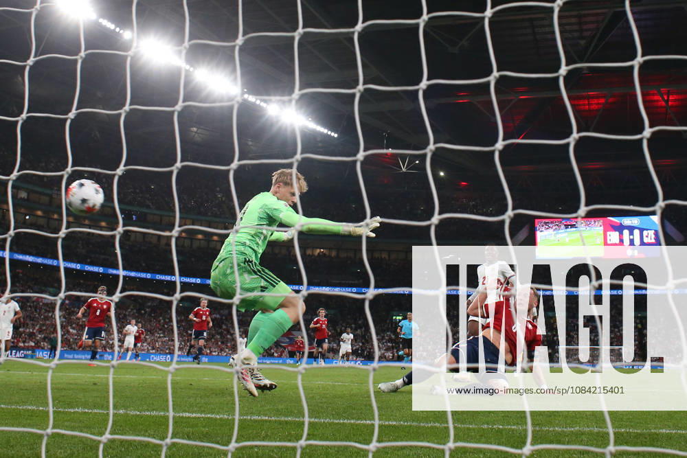 England gegen Tschechien, 6. Oktober 2026, London, Internationales Fußballspiel, UEFA Nations League, England gegen Tschechien: Vladimir Coufal aus Tschechien erzielt ein Eigentor, wodurch es 1:0 für England steht. Foto: Charlotte Wilson, Abseits, London, Großbritannien
