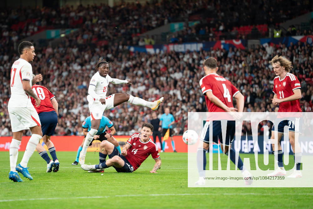 UEFA Nations League, England vs. Czech Republic: Eberechi Eze of England takes a dangerous shot; Martin Vitik of the Czech Republic tries in vain to block it. London