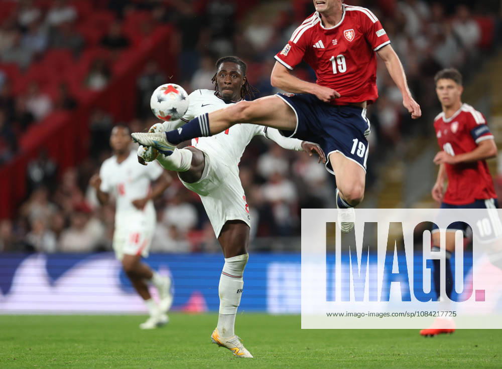 England gegen Tschechien, 6. Oktober 2026, London International Football, UEFA Nations League, England gegen Tschechien: Eberechi Eze (England) und Roman Macek (Tschechien) strecken sich nach dem Ball. Foto: Charlotte Wilson, Offside, London, Großbritannien