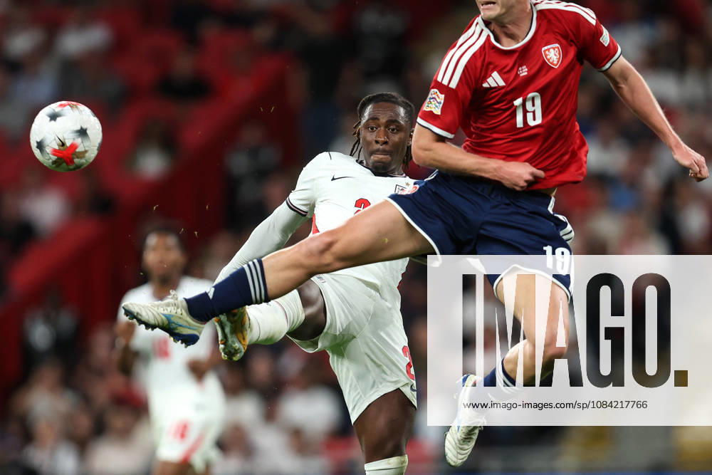 England gegen Tschechien, 6. Oktober 2026, London International Football, UEFA Nations League, England gegen Tschechien: Eberechi Eze (England) und Roman Macek (Tschechien) strecken sich nach dem Ball. Foto: Charlotte Wilson, Offside, London, Großbritannien