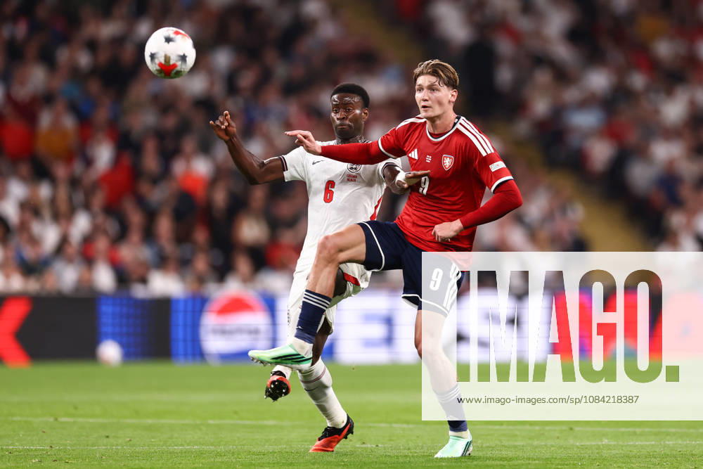 England gegen Tschechien, 6. Oktober 2026, London – UEFA Nations League: England gegen Tschechien. Marc Guehi (England) und Ryan Naderi (Tschechien). Foto: Jacques Feeney, Offside, London, Großbritannien