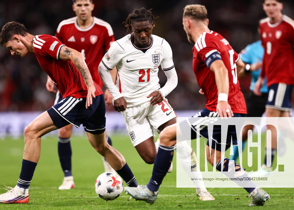 England gegen Tschechien, 6. Oktober 2026, London – UEFA Nations League: England gegen Tschechien. Eberechi Eze aus England im Zweikampf mit Vladimir Coufal aus Tschechien. Foto: Jacques Feeney, Offside, London, Großbritannien