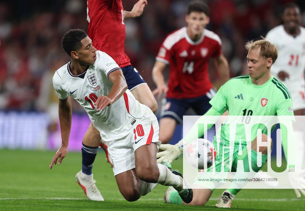 UEFA Nations League - England v Czechia LONDON, ENGLAND, OCTOBER 6: Jude Bellingham of England national team, Nationalteam has a back heel effort on goal saved Lukas Hornicek of Czechia National Team during The UEFA Nations League match in Group A3 between England v Czechia at Wembley Stadium, London, England, on October 6. (Photo by Daniel Weir) London Wembley Stadium England