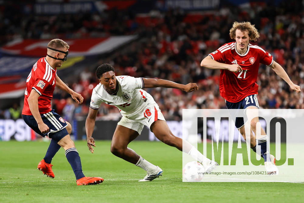 England gegen Tschechien, 6. Oktober 2026, London – UEFA Nations League: England gegen Tschechien. Myles Lewis Skelly aus England im Zweikampf mit Michal Sadilek aus Tschechien, während er von Alex Kral aus Tschechien unter Druck gesetzt wird. Foto: Jacques Feeney. Abseits. London, Großbritannien