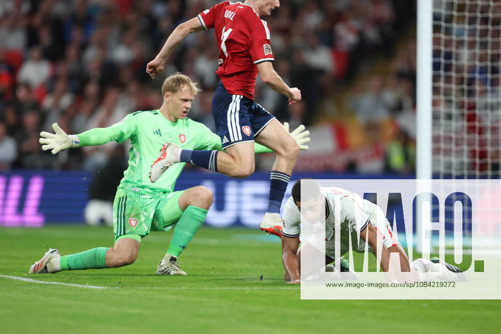 England gegen Tschechien, 6. Oktober 2026, London International Football, UEFA Nations League, England gegen Tschechien: Jude Bellingham aus England rutscht über den Rasen, nachdem er versucht hat, den Ball mit der Ferse hinter dem tschechischen Torhüter Lukas Hornicek und Martin Subert zu spielen. Foto: Charlotte Wilson, Offside, London, Großbritannien