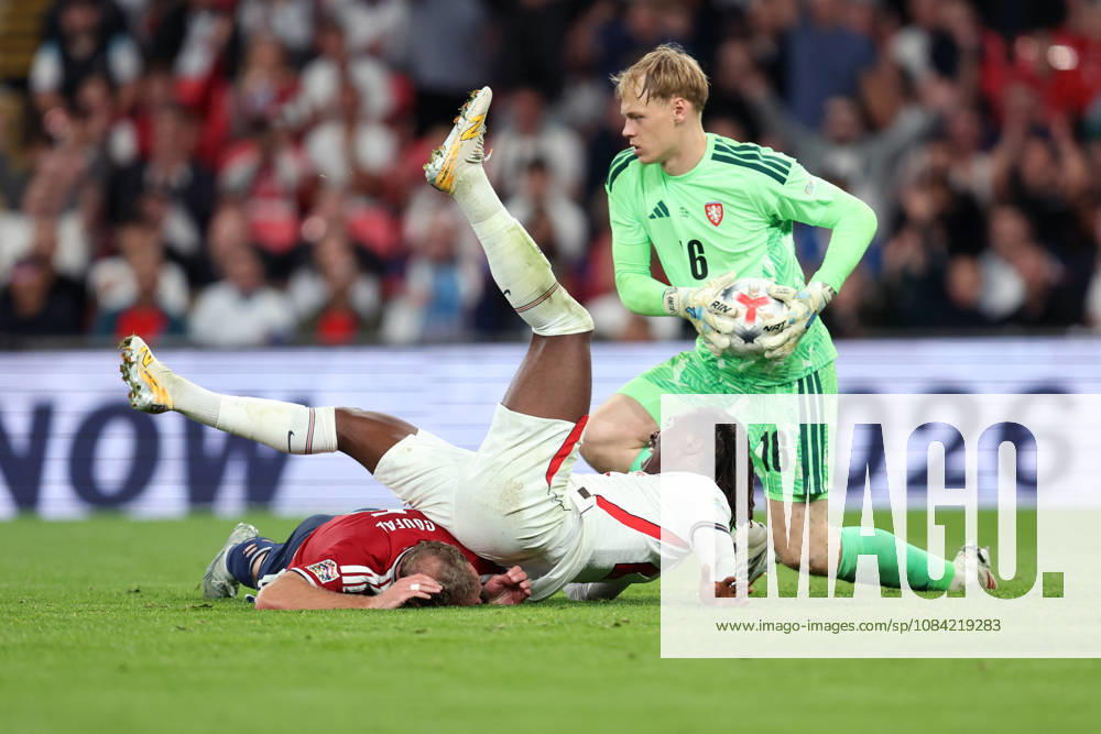 England gegen Tschechien, 6. Oktober 2026, London International Football, UEFA Nations League, England gegen Tschechien: Eberechi Eze aus England fällt auf Vladimir Coufal aus Tschechien, während der tschechische Torhüter Lukas Hornicek den Ball aufnimmt. Foto: Charlotte Wilson, Offside, London, Großbritannien