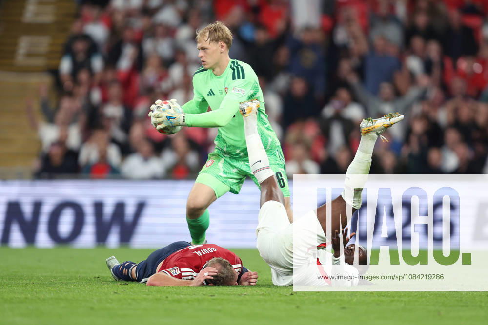 England gegen Tschechien, 6. Oktober 2026, London International Football, UEFA Nations League, England gegen Tschechien: Eberechi Eze aus England fällt auf Vladimir Coufal aus Tschechien, während der tschechische Torhüter Lukas Hornicek den Ball aufnimmt. Foto: Charlotte Wilson, Offside, London, Großbritannien