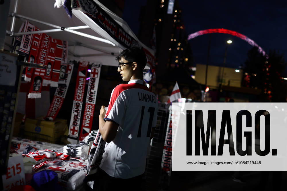 England gegen Tschechien, 6. Oktober 2026, London, UEFA Nations League: England gegen Tschechien. Ein Fan kauft vor dem Wembley-Stadion Fanartikel der englischen Nationalmannschaft. Foto: Jacques Feeney, Offside London, Großbritannien