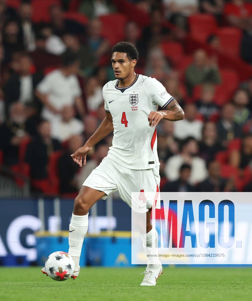 UEFA Nations League - England v Czechia LONDON, ENGLAND, OCTOBER 6: Jarell Quansah of England national team, Nationalteam on the ball during The UEFA Nations League match in Group A3 between England v Czechia at Wembley Stadium, London, England, on October 6. (Photo by Daniel Weir) London Wembley Stadium England