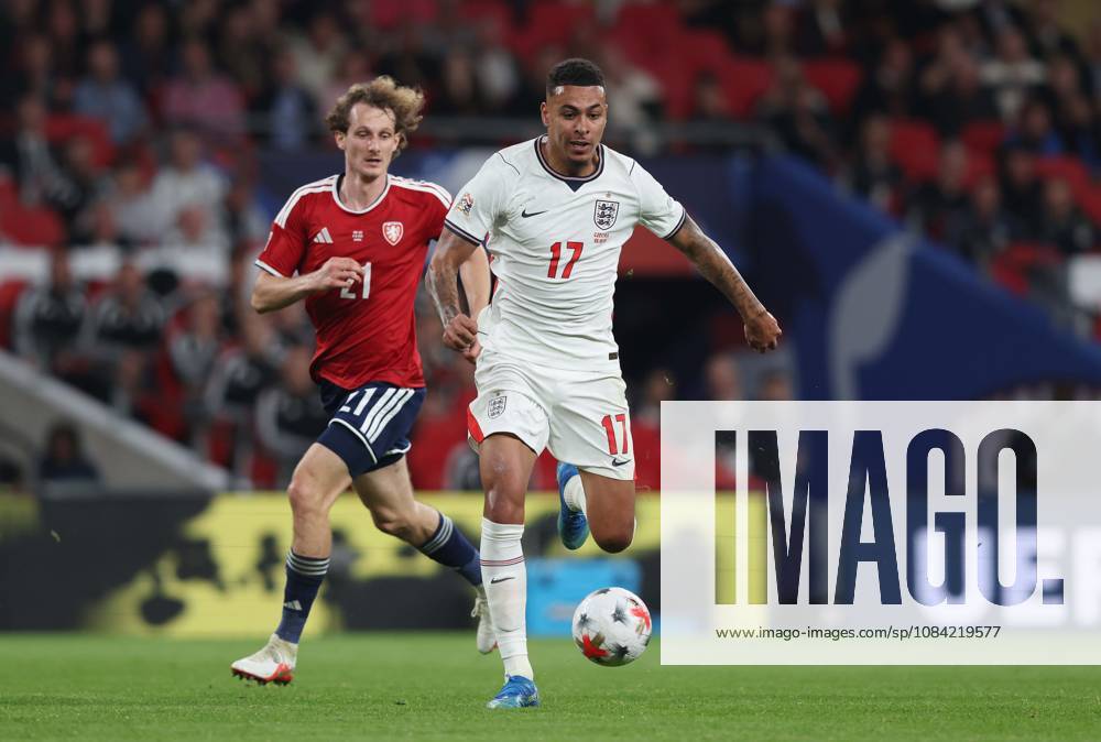 UEFA Nations League - England v Czechia LONDON, ENGLAND, OCTOBER 6: Morgan Rogers of England national team, Nationalteam battles for the ball with Alex Kral of Czechia National Team during The UEFA Nations League match in Group A3 between England v Czechia at Wembley Stadium, London, England, on October 6. (Photo by Daniel Weir) London Wembley Stadium England