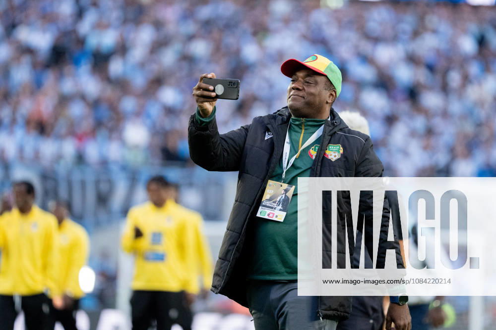 Benin players take photos of fans before the International Friendly, Länderspiel, Nationalmannschaft football match between Argentina and Benin at Estadio Monumental Antonio V. Liberti on October 06, 2026 in Buenos Aires, Argentina. Lionel Messi is making his final appearance for Argentina following his announcement of international retirement. (Photo by Richard Callis Sports Press Photo)