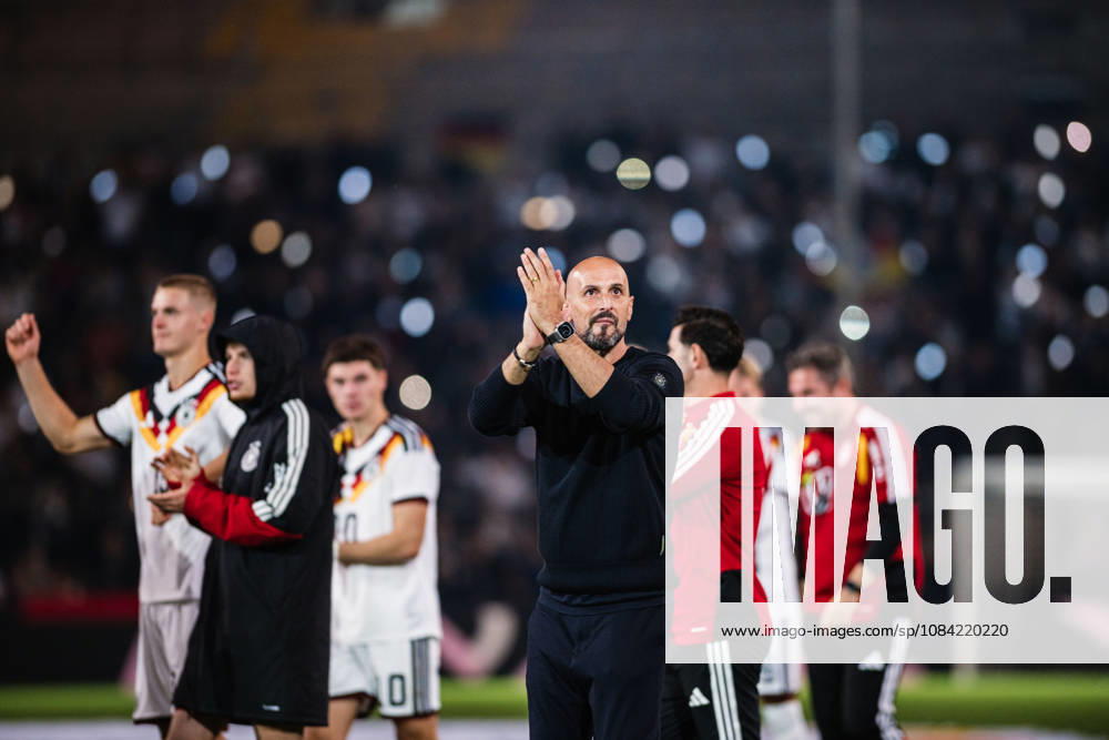 U-21 European Championship Qualifier: Germany vs. Georgia, October 6, 2026. Antonio Di Salvo, coach of Germany s U-21 team, claps after the final whistle. Soccer, U-21 European Championship Qualifier, Matchday 10: Germany vs. Georgia on October 6, 2026, Bielefeld DFB REGULATIONS PROHIBIT ANY USE OF PHOTOGRAPHS AS IMAGE SEQUENCES AND OR QUASI-VIDEO