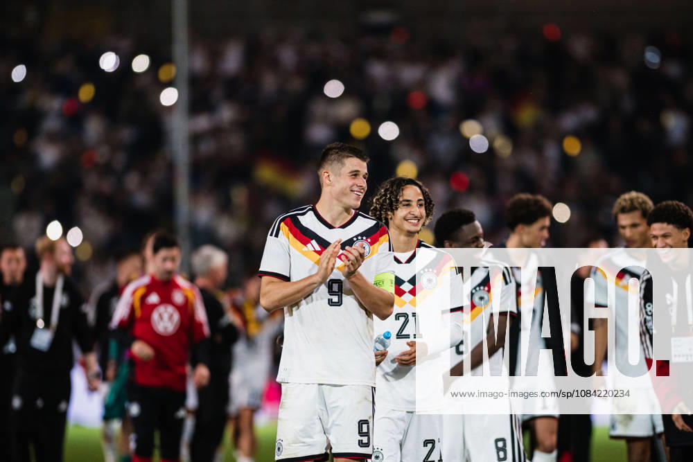 U-21 European Championship Qualifier: Germany vs. Georgia, October 6, 2026. Nicolò Tresoldi (Germany), 9, claps after the final whistle. Soccer, U-21 European Championship Qualifier, Matchday 10: Germany vs. Georgia on October 6, 2026, Bielefeld DFB REGULATIONS PROHIBIT ANY USE OF PHOTOGRAPHS AS IMAGE SEQUENCES AND OR QUASI-VIDEO
