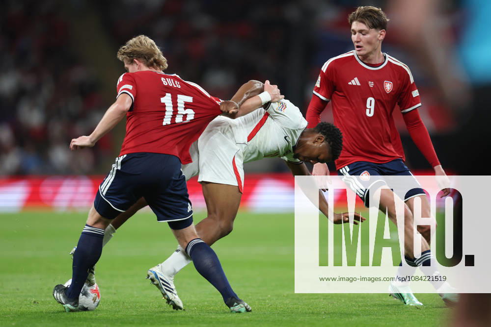 England gegen Tschechien, 6. Oktober 2026, London International Football, UEFA Nations League, England gegen Tschechien: Pavel Sulc und Ryan Naderi aus Tschechien umringen Myles Lewis Skelly aus England. Foto: Charlotte Wilson, Offside, London, Großbritannien