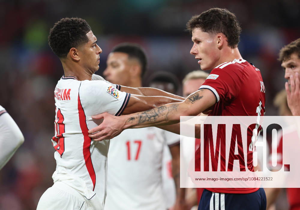 England gegen Tschechien, 6. Oktober 2026, London International Football, UEFA Nations League, England gegen Tschechien: Jude Bellingham (England) stößt Martin Vitik (Tschechien) weg. Foto: Charlotte Wilson, Abseits, London, Großbritannien
