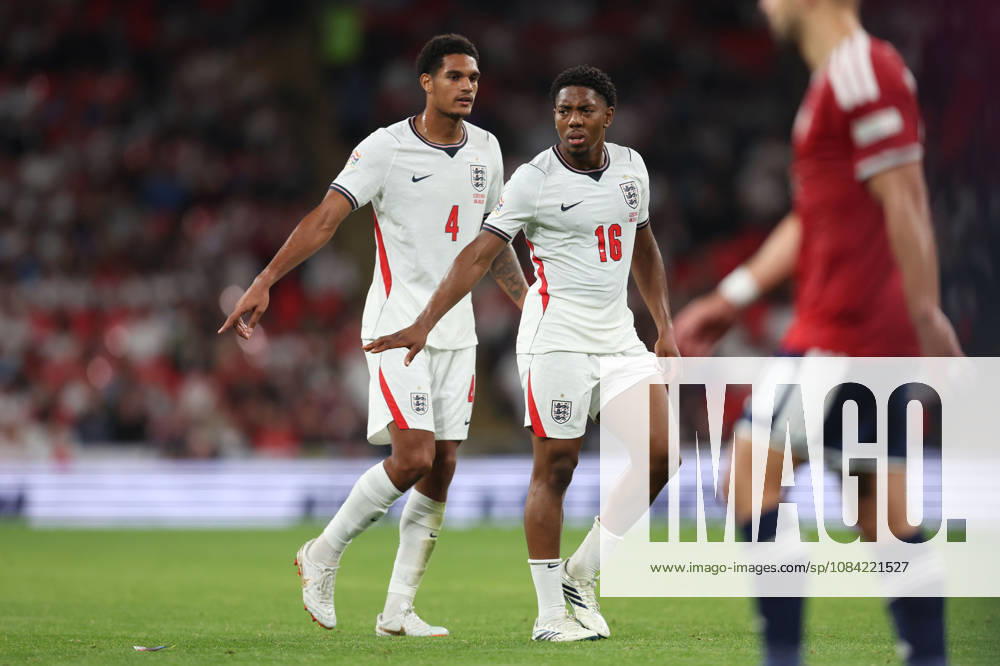 England gegen Tschechien, 6. Oktober 2026, London International Football, UEFA Nations League, England gegen Tschechien, Jarell Quansah und Myles Lewis Skelly aus England, Foto: Charlotte Wilson, Offside, London, Großbritannien