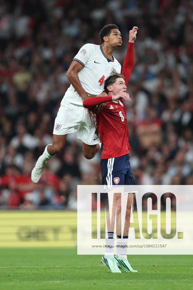 England gegen Tschechien, 6. Oktober 2026, London International Football, UEFA Nations League, England gegen Tschechien, Jarell Quansah (England) und Ryan Naderi (Tschechien), Foto: Charlotte Wilson, Offside, London, Großbritannien