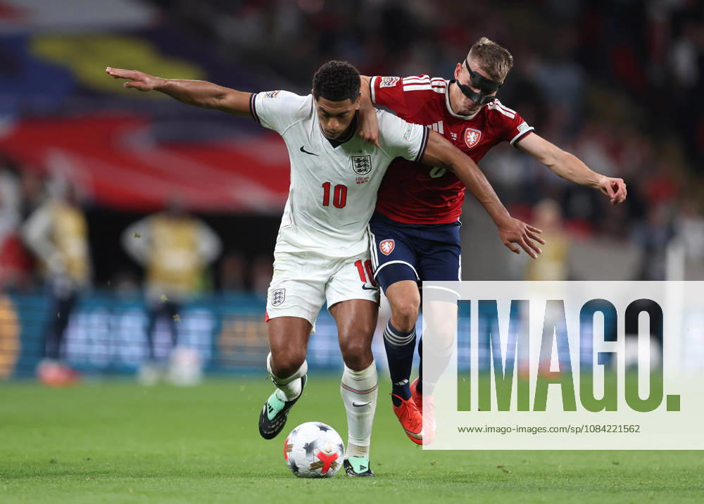 England gegen Tschechien, 6. Oktober 2026, London International Football, UEFA Nations League, England gegen Tschechien, Jude Bellingham (England) und Michal Sadilek (Tschechien), Foto: Charlotte Wilson, Offside, London, Großbritannien