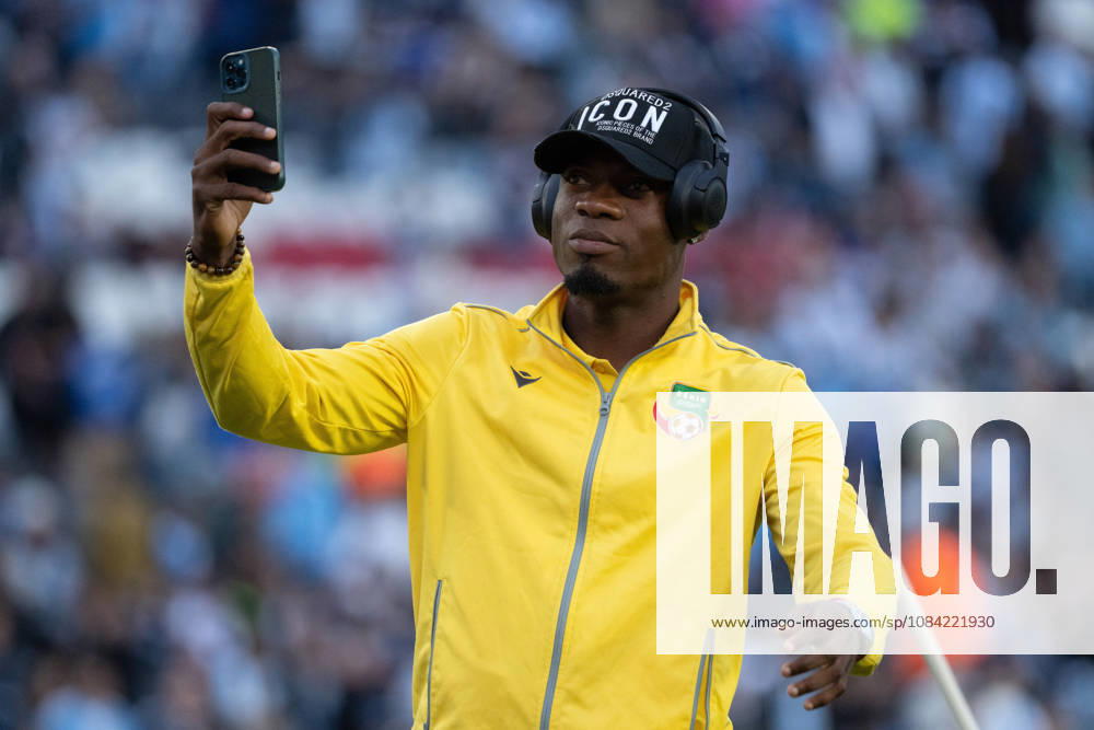Benin players pose for photos with fans before the International Friendly, Länderspiel, Nationalmannschaft between Argentina and Benin, at the Estadio Monumental Antonio V. Liberti, on October 6, 2026, in Buenos Aires, Argentina. Lionel Messi will play his last match for Argentina after announcing his retirement from the national team, Nationalteam Richard Callis Fotoarena (Richard Callis SPP)